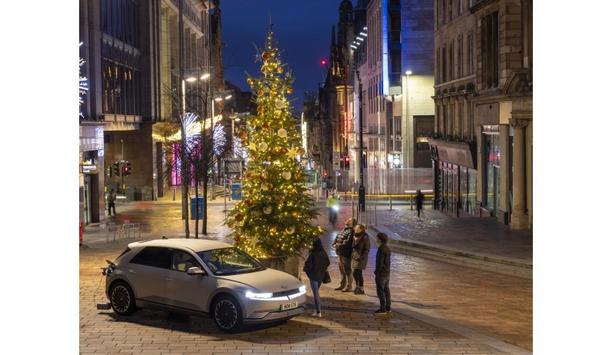 EDF Installs A Christmas Tree Featuring Lights That Change Color According To The Pollution Levels In The City